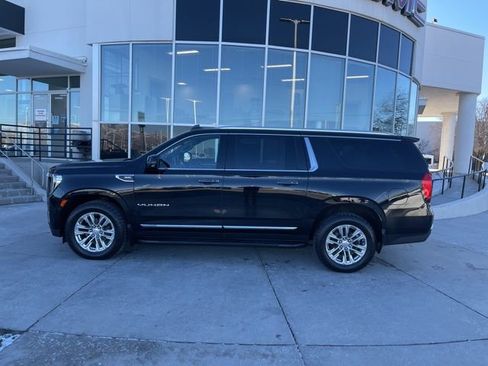 Used 2022 GMC Yukon XL SLT w/ SLT Premium Package image 4