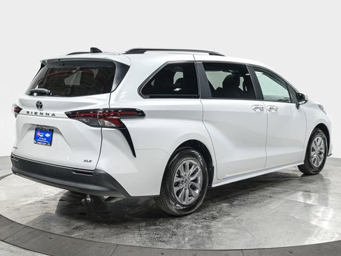 Used 2026 Toyota Sienna XLE image 7