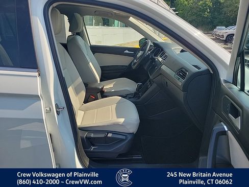 Certified 2021 Volkswagen Tiguan SE w/ Panoramic Sunroof Package AWD/4WD image 16
