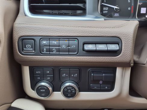 Used 2021 GMC Yukon Denali w/ Denali Ultimate Package AWD/4WD image 17