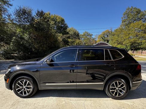 Used 2021 Volkswagen Tiguan SE w/ Panoramic Sunroof Package image 4