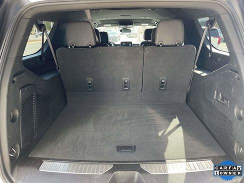 Used 2023 Chevrolet Suburban Premier image 9