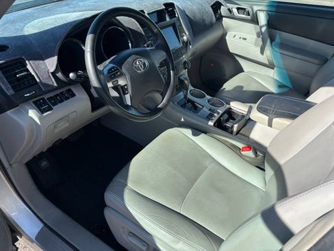 Used 2012 Toyota Highlander SE w/ Tow Pkg image 14