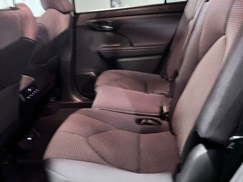 Used 2024 Toyota Highlander LE image 12