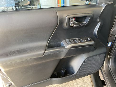 Used 2017 Toyota Tacoma TRD Off-Road w/ Premium & Technology Package AWD/4WD image 12