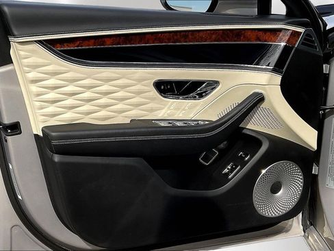 Used 2022 Bentley Flying Spur V8 image 20