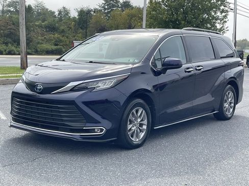 Used 2023 Toyota Sienna XLE image 9