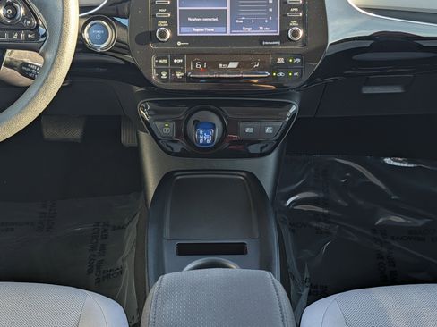 Used 2022 Toyota Prius LE image 18