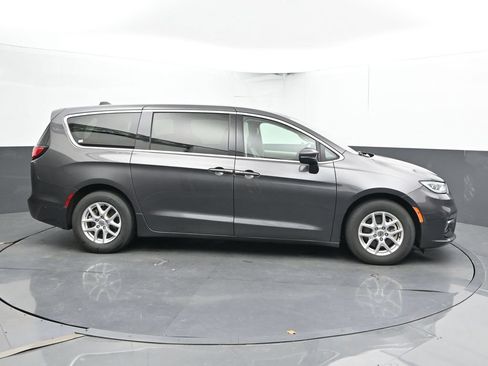 Used 2023 Chrysler Pacifica Touring-L FWD image 4