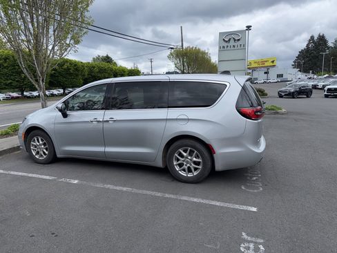 Used 2023 Chrysler Pacifica Touring-L FWD image 11