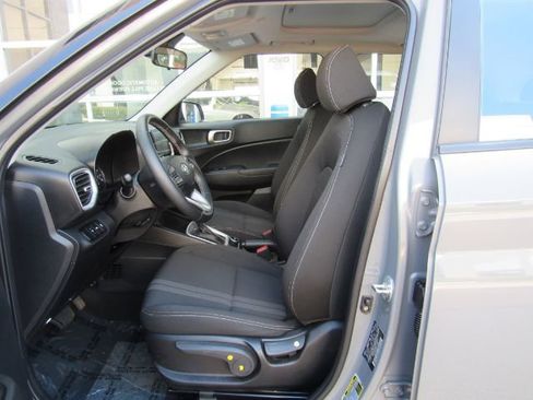 Used 2022 Hyundai Venue SEL image 16