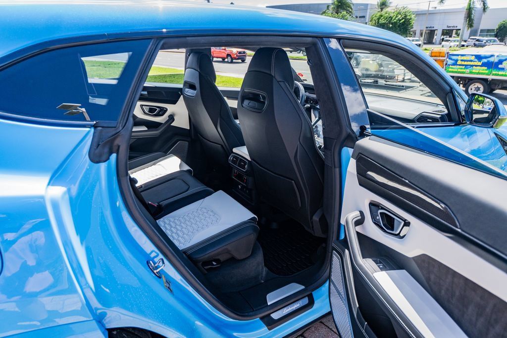 Used 2022 Lamborghini Urus AWD/4WD image 40