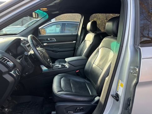 Used 2017 Ford Explorer Limited w/ Equipment Group 301A image 8