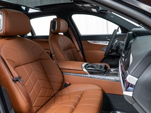 Used 2025 BMW 760i xDrive w/ Executive Package image 24