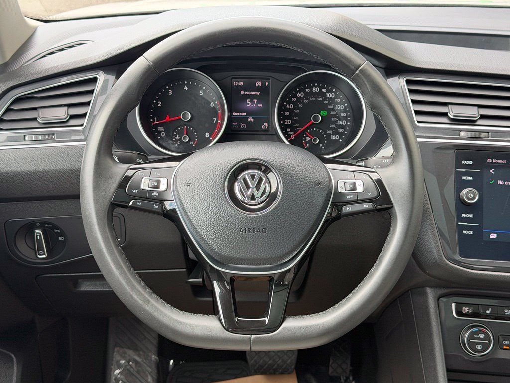 Used 2020 Volkswagen Tiguan SE w/ Panoramic Sunroof Package AWD/4WD image 17
