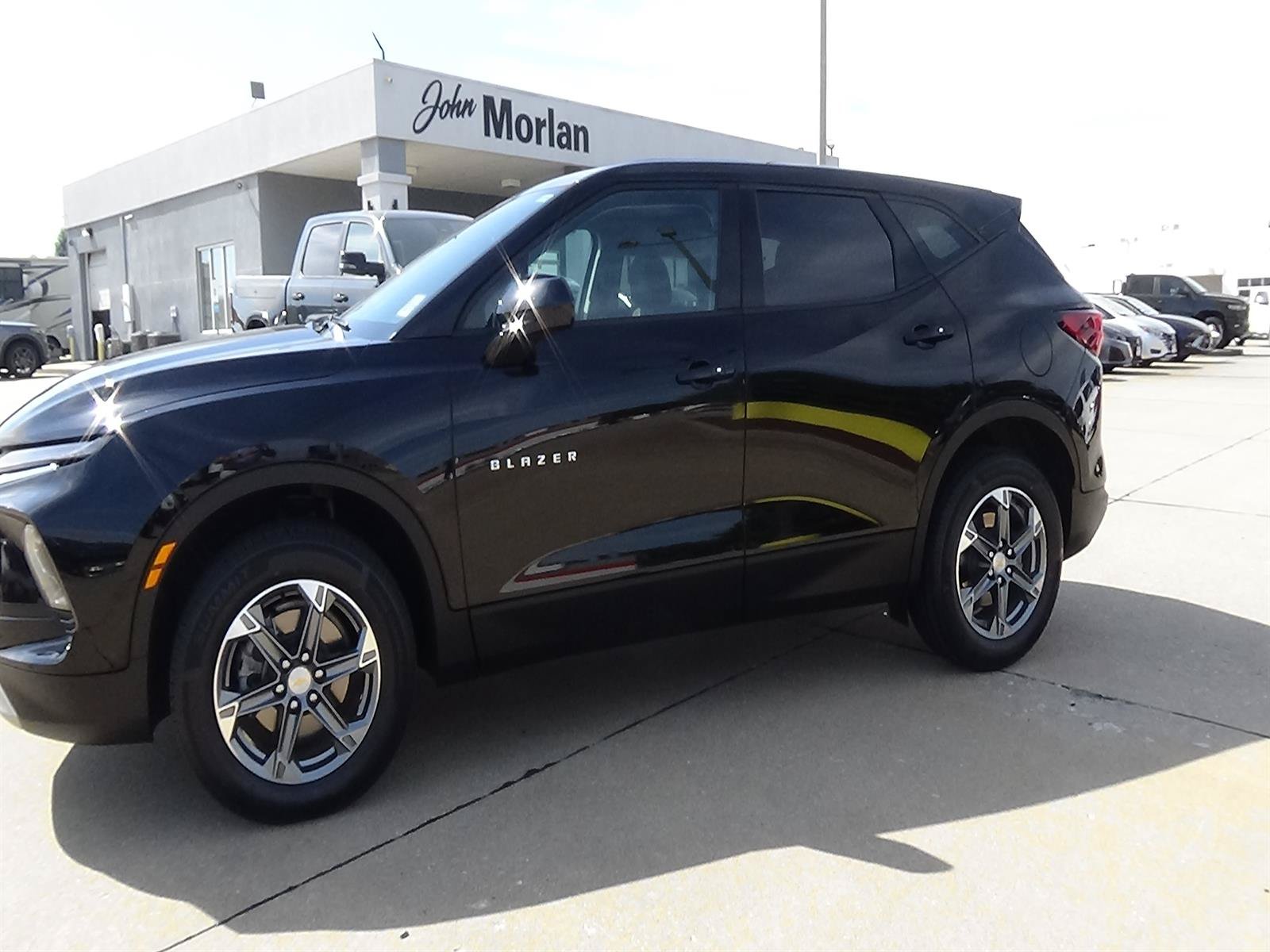 Used 2025 Chevrolet Blazer LT FWD image 2