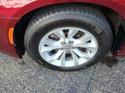 Used 2018 Chrysler 300 Touring RWD image 6