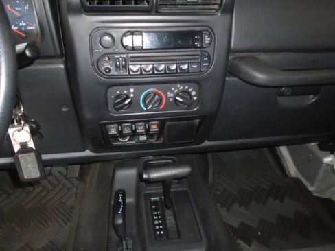 Used 2004 Jeep Wrangler Rubicon w/ Dual Top Group AWD/4WD image 13