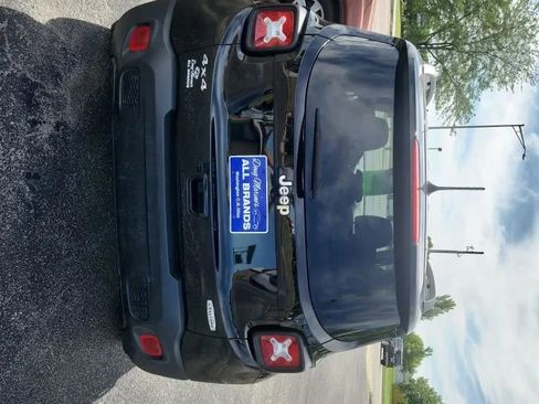 Used 2022 Jeep Renegade Latitude w/ Convenience Group AWD/4WD image 4