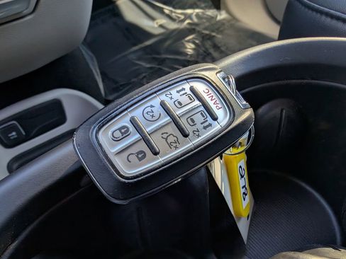 Used 2024 Chrysler Pacifica Touring-L FWD image 32