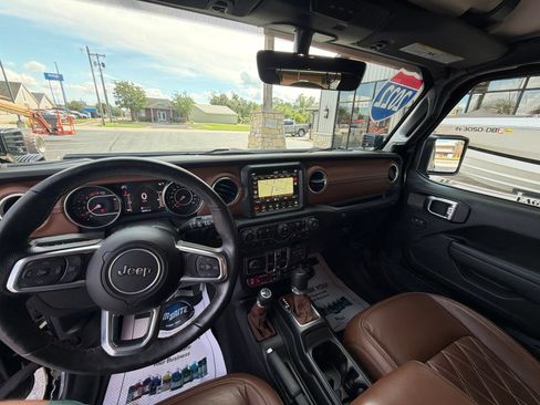 Used 2022 Jeep Wrangler Unlimited Rubicon w/ Cold Weather Group AWD/4WD image 16