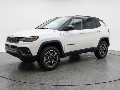 Used 2025 Jeep Compass Trailhawk AWD/4WD image 3
