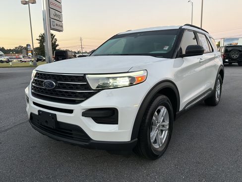 Used 2022 Ford Explorer XLT image 2