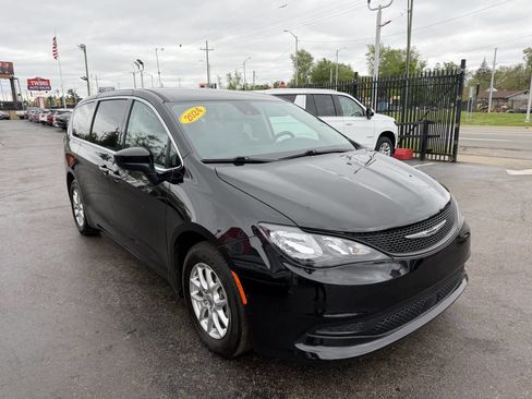 Used 2024 Chrysler Voyager LX FWD image 3