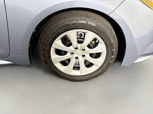 Used 2021 Toyota Corolla LE FWD image 31
