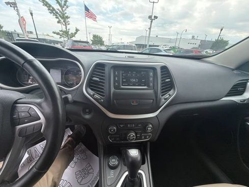 Used 2018 Jeep Cherokee Latitude w/ North All-Season Group AWD/4WD image 20