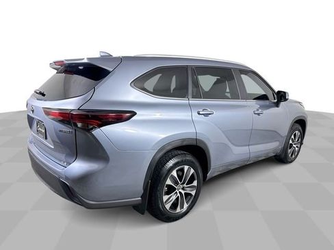 Used 2024 Toyota Highlander XLE AWD/4WD image 8