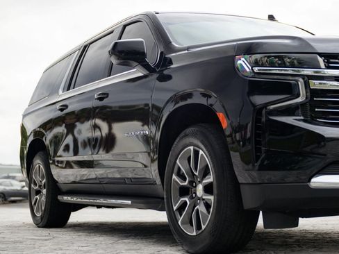 Used 2021 Chevrolet Suburban LT RWD image 3