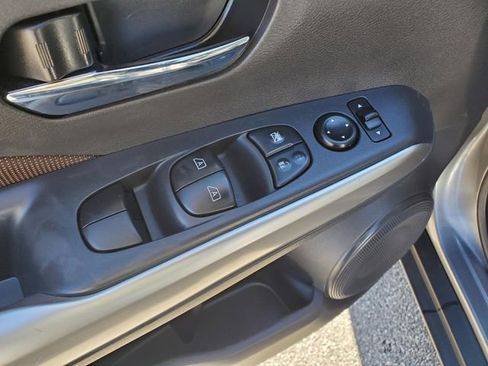 Used 2019 Nissan Kicks SR image 15