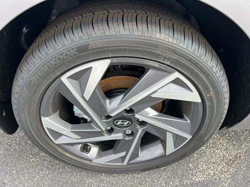 Certified 2025 Hyundai Elantra Limited FWD image 17