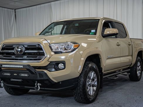 Used 2018 Toyota Tacoma SR5 AWD/4WD image 3