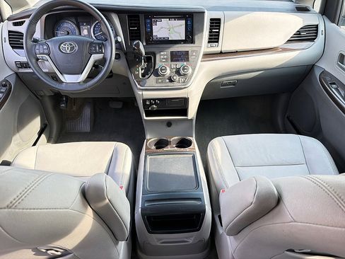 Used 2017 Toyota Sienna XLE w/ XLE Navigation Package FWD image 7