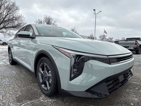 New 2025 Kia K4 LXS image 2