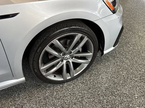 Used 2018 Volkswagen Passat 2.0T R-Line w/ R-Line Lighting Package FWD image 31