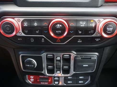 Used 2021 Jeep Wrangler Unlimited Rubicon w/ Cold Weather Group AWD/4WD image 11