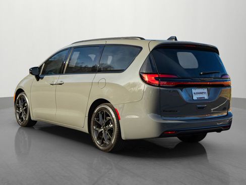 Used 2024 Chrysler Pacifica Touring-L w/ S Appearance Package image 5