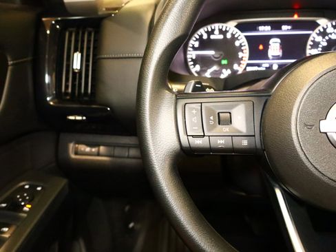 Used 2024 Nissan Pathfinder S image 11