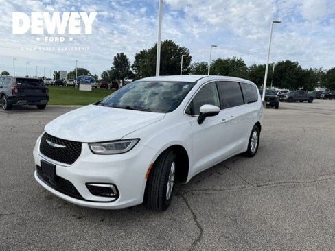 Used 2023 Chrysler Pacifica Touring-L FWD image 3