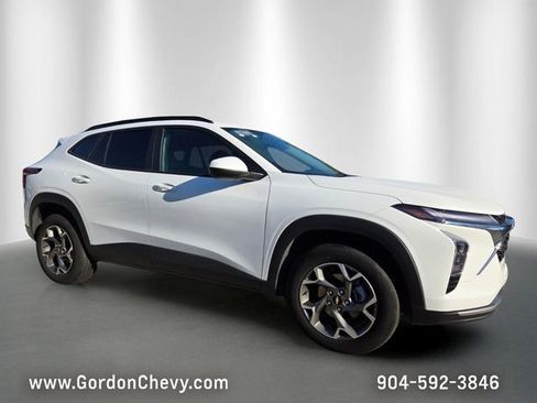 Certified 2025 Chevrolet Trax LT w/ LT Convenience Package FWD image 8