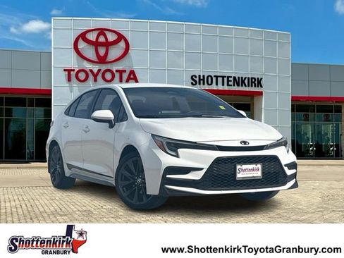 Used 2025 Toyota Corolla SE image 1