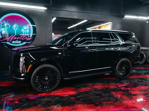 Used 2025 Cadillac Escalade Premium Luxury image 1