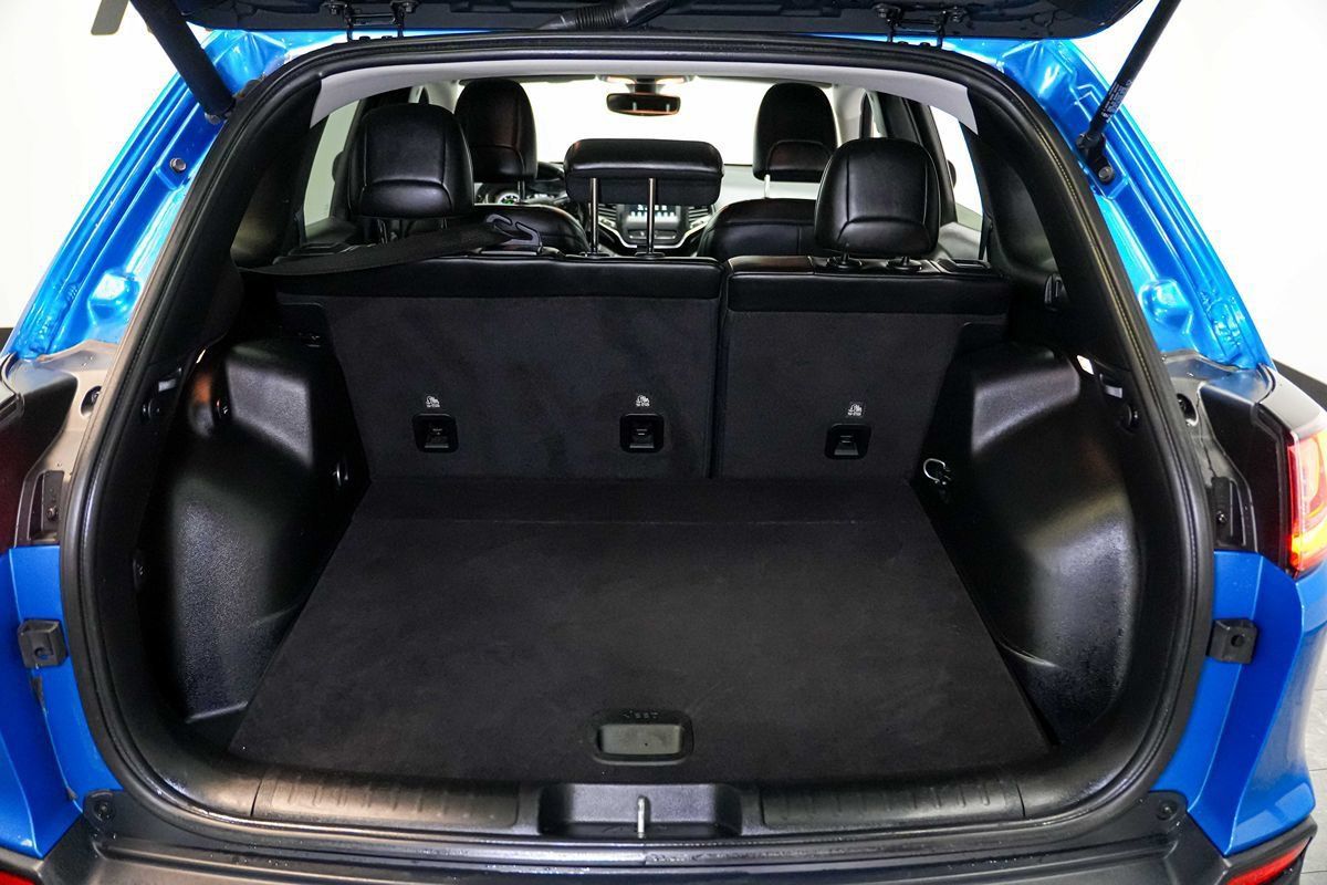 Used 2020 Jeep Cherokee Latitude Plus FWD image 25