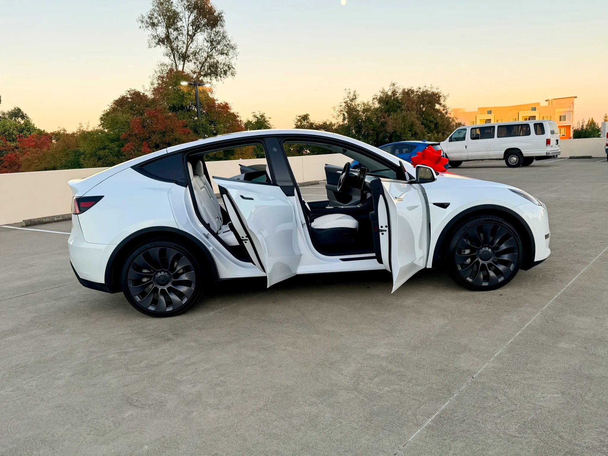 Used 2024 Tesla Model Y Long Range AWD/4WD image 34