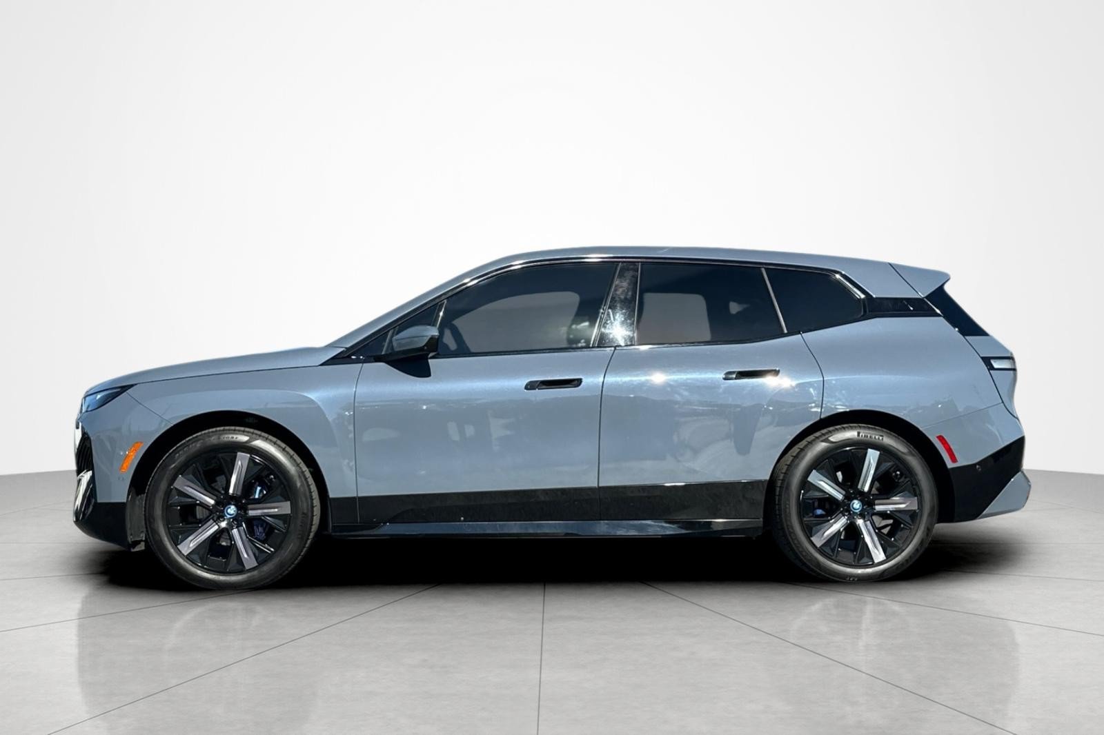 Used 2024 BMW iX xDrive50 w/ Sport Package AWD/4WD image 2