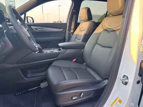 New 2025 Cadillac XT6 Luxury image 18