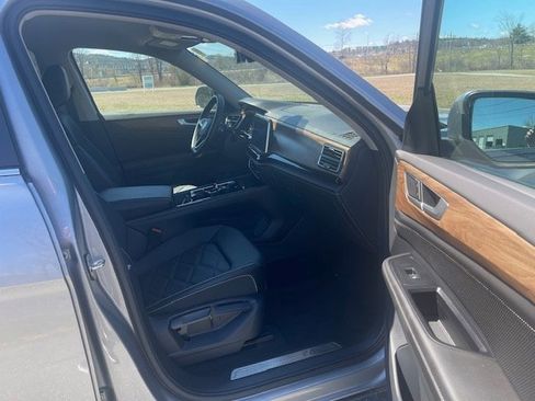 Used 2025 Volkswagen Atlas SE AWD/4WD image 12